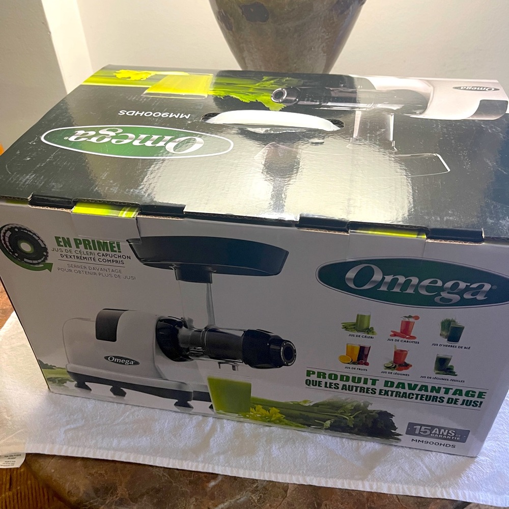 Omega Juicer MM900HD EUC with all accessories and original box.